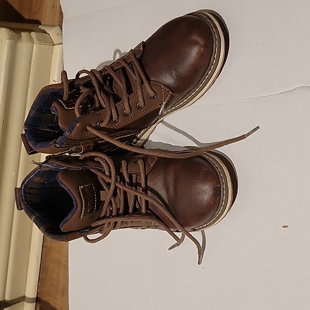 Boys shoes